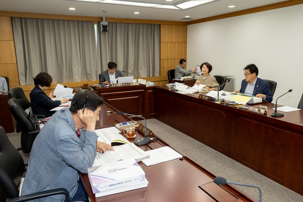 20250605-037[AMG_0878-제288회 제1차 정례회 문화환경위원회 소관 2024회계연도 세입·세출 결산 승인안 예비심사활동.jpg