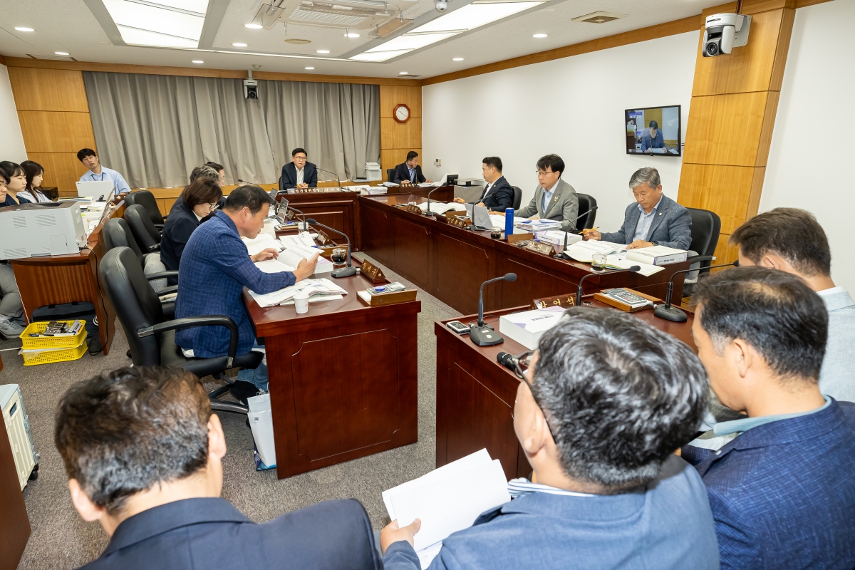 20250609-009[AMG_1132-제288회 제1차 정례회시 산업건설위원회 소관 2024회계연도 세입·세출 결산 승인안 예비심사활동.jpg