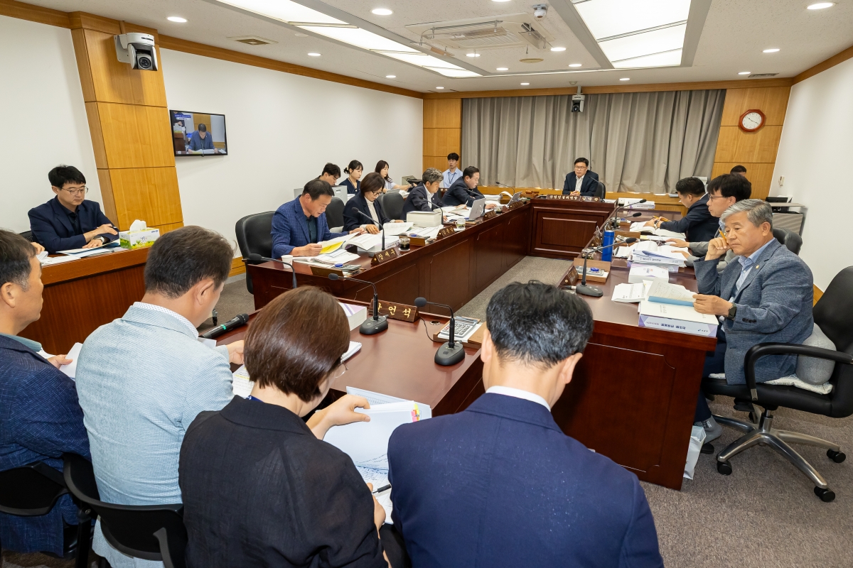 20250609-008[AMG_1129-제288회 제1차 정례회시 산업건설위원회 소관 2024회계연도 세입·세출 결산 승인안 예비심사활동.jpg