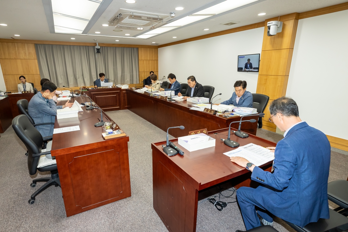 20250609-021[AMG_1085-제288회 제1차 정례회시 문화환경위원회 소관 2024회계연도 세입·세출 결산 승인안 예비심사활동.jpg