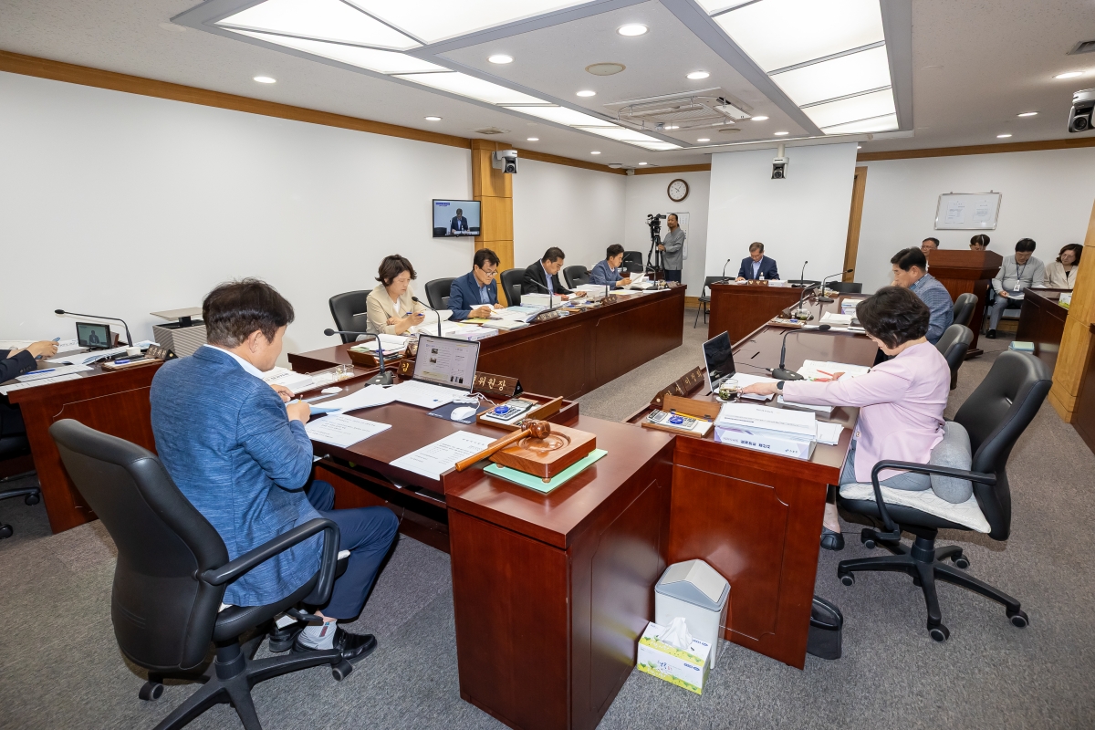 20250609-022[AMG_1086-제288회 제1차 정례회시 문화환경위원회 소관 2024회계연도 세입·세출 결산 승인안 예비심사활동.jpg
