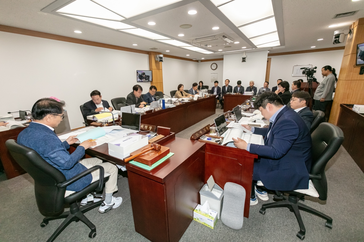 20250610-015[IMG_9752-제288회 제1차 정례회 예산결산특별위원회 2024회계연도 세입세출결산승인안 심사활동.jpg