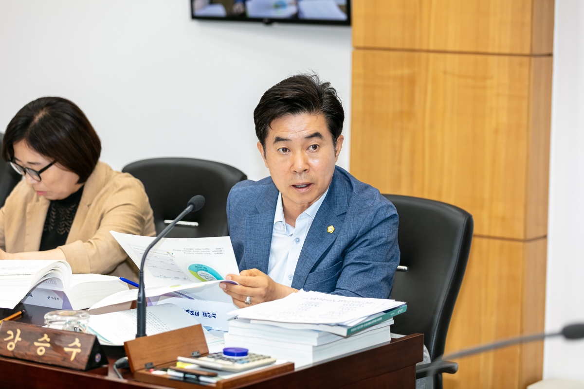 20250610-031[IMG_9828-제288회 제1차 정례회 예산결산특별위원회 2024회계연도 세입세출결산승인안 심사활동.jpg