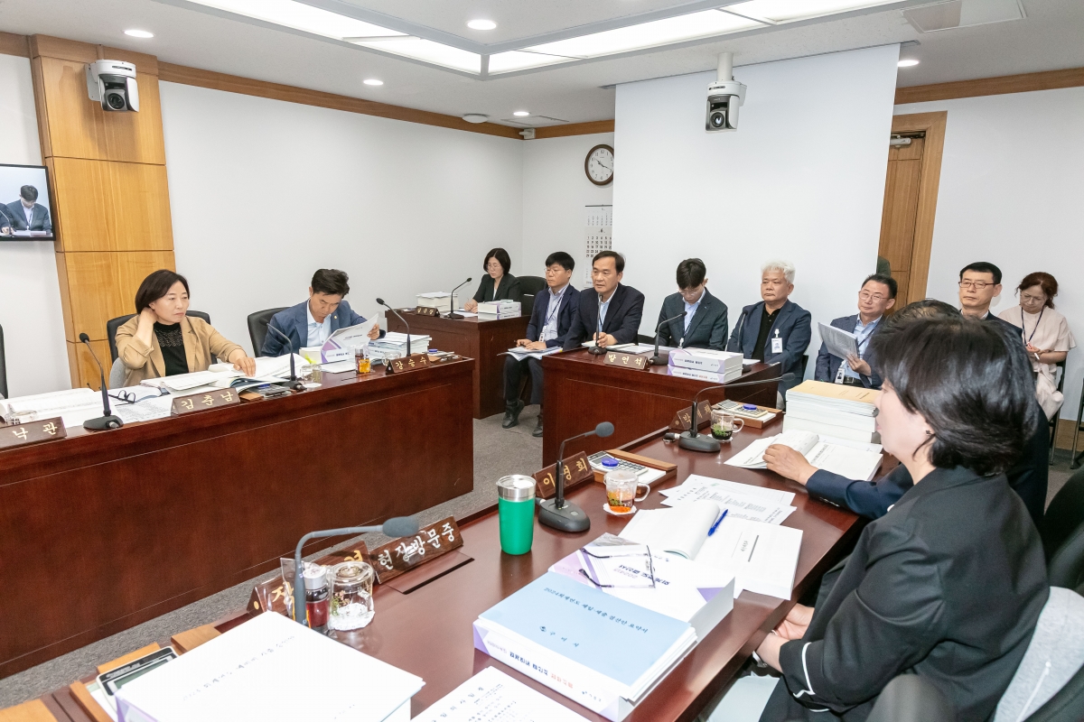 20250610-014[IMG_9750-제288회 제1차 정례회 예산결산특별위원회 2024회계연도 세입세출결산승인안 심사활동.jpg