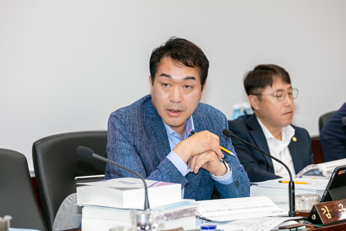 20250610-027[IMG_9804-제288회 제1차 정례회 예산결산특별위원회 2024회계연도 세입세출결산승인안 심사활동.jpg