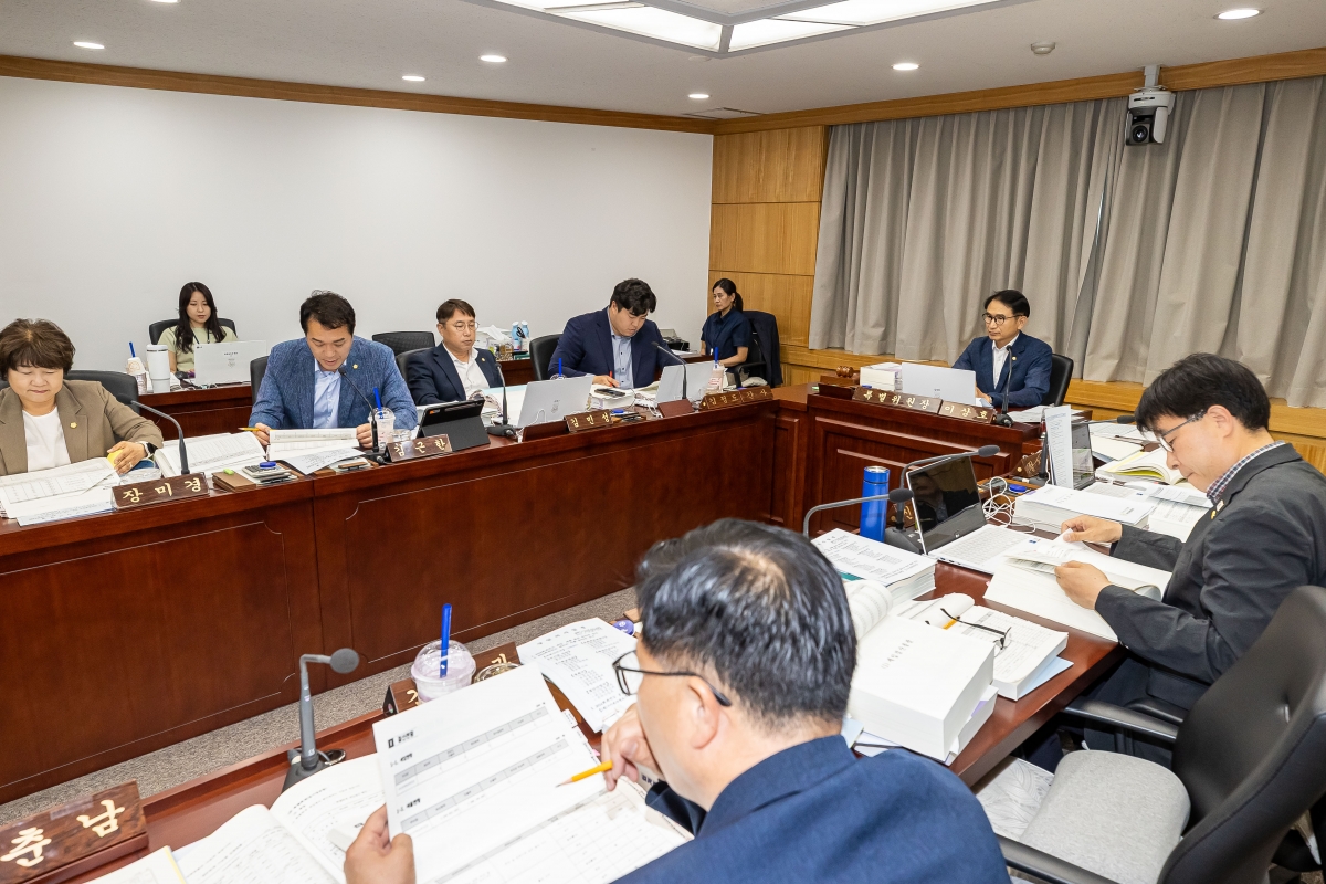 20250610-052[AMG_1372-제288회 제1차 정례회 예산결산특별위원회 2024회계연도 세입세출결산승인안 심사활동.jpg