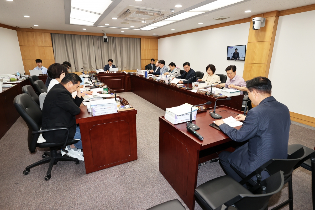 20250611-001[AMG_1421-제288회 제1차 정례회 예산결산특별위원회 2024회계연도 세입세출결산승인안 심사활동.JPG