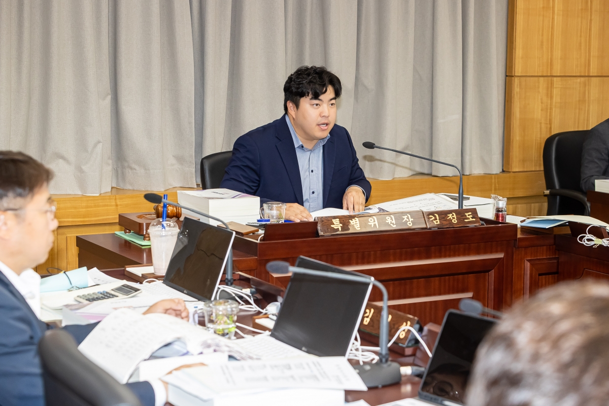 20250610-061[AMG_1412-제288회 제1차 정례회 예산결산특별위원회 2024회계연도 세입세출결산승인안 심사활동.jpg