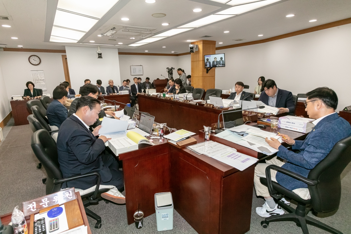 20250610-016[IMG_9753-제288회 제1차 정례회 예산결산특별위원회 2024회계연도 세입세출결산승인안 심사활동.jpg