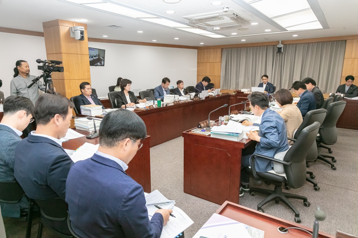 20250610-019[IMG_9767-제288회 제1차 정례회 예산결산특별위원회 2024회계연도 세입세출결산승인안 심사활동.jpg