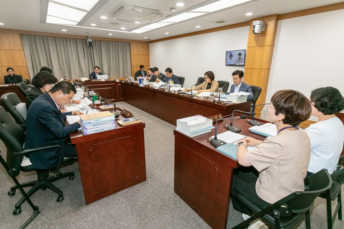 20250610-009[IMG_9736-제288회 제1차 정례회 예산결산특별위원회 2024회계연도 세입세출결산승인안 심사활동.jpg