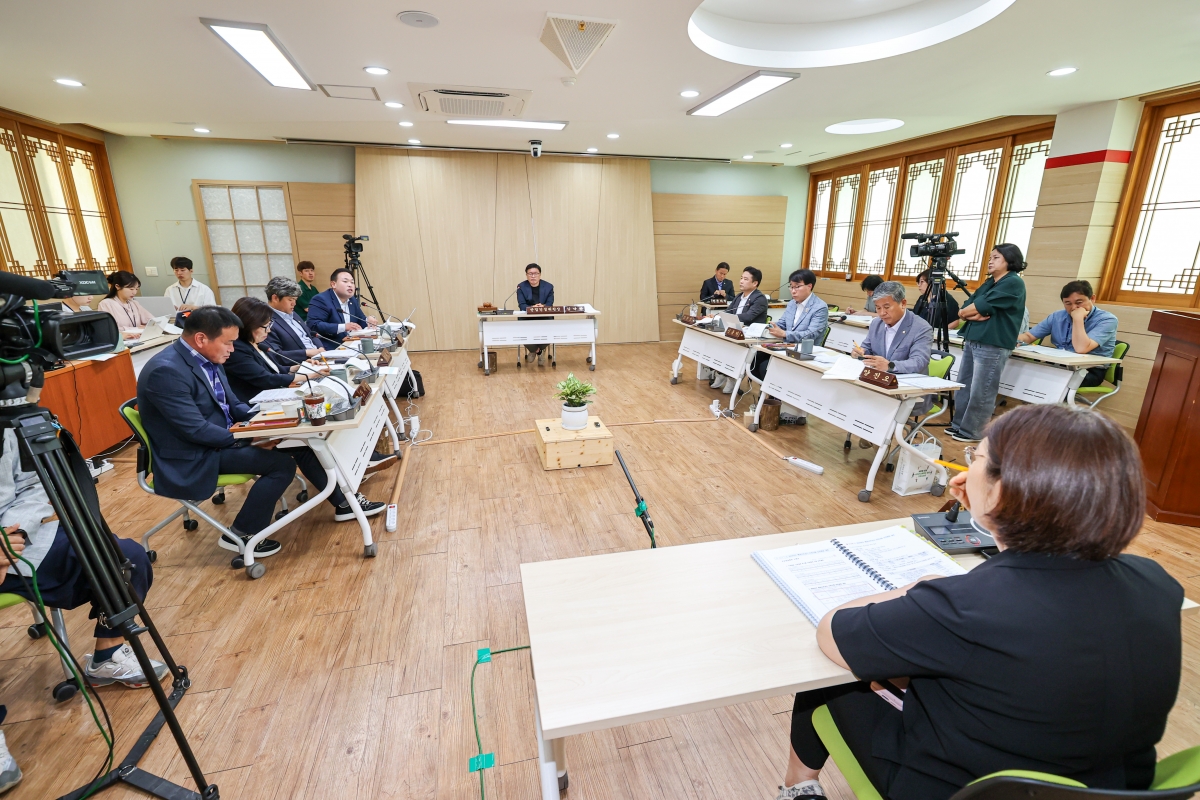 20250617-024[AMG_2392-1-제288회 제1차 정례회 산업건설위원회 선산출장소 2025년도 행정사무감사 활동.JPG