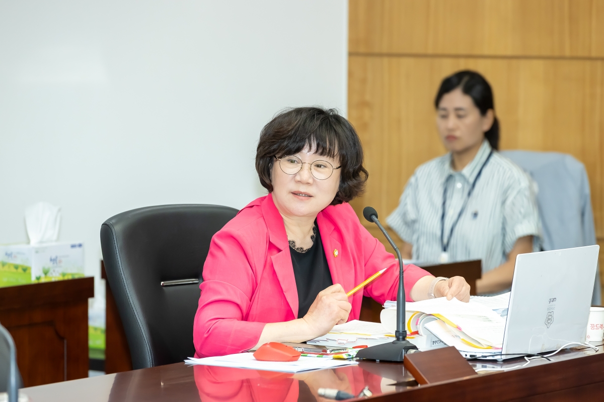 20250612-093[AMG_1637-제288회 제1차 정례회 문화환경위원회 소관 2025년도 행정사무감사 활동.jpg