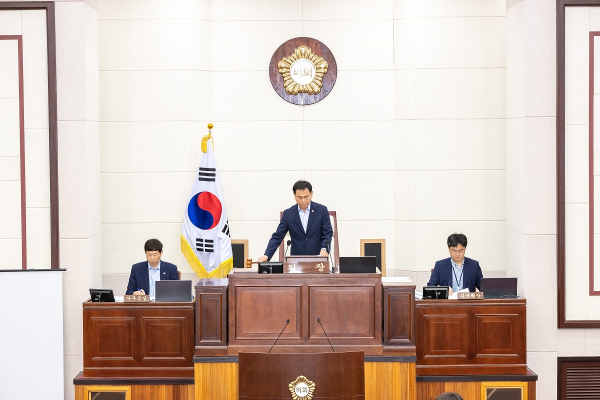 20250623-003[AMG_2947-제288회 제1차 정례회 제2차 본회의시 박교상 의장 회의주재.jpg