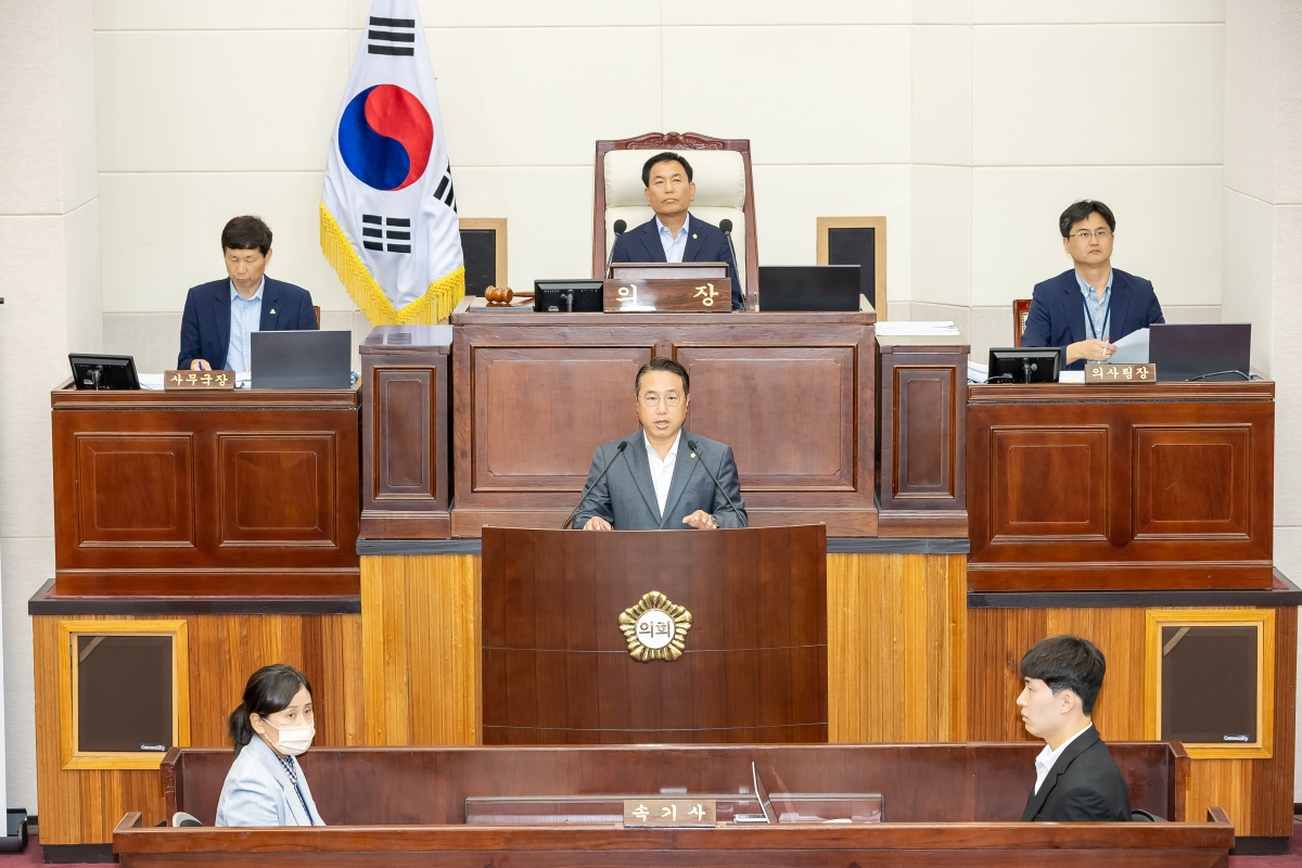 20250623-005[AMG_2952-제288회 제1차 정례회 제2차 본회의시 김민성 의회운영위원회 간사 조례안 심사결과보고.jpg