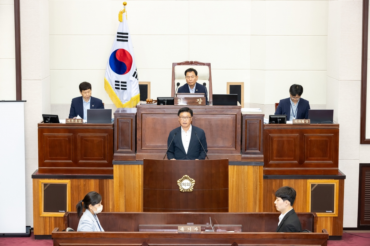 20250623-033[AMG_3024-제288회 제1차 정례회 제2차 본회의시 김낙관 산업건설위원장 2025년도 행정사무감사 활동결과보고.jpg