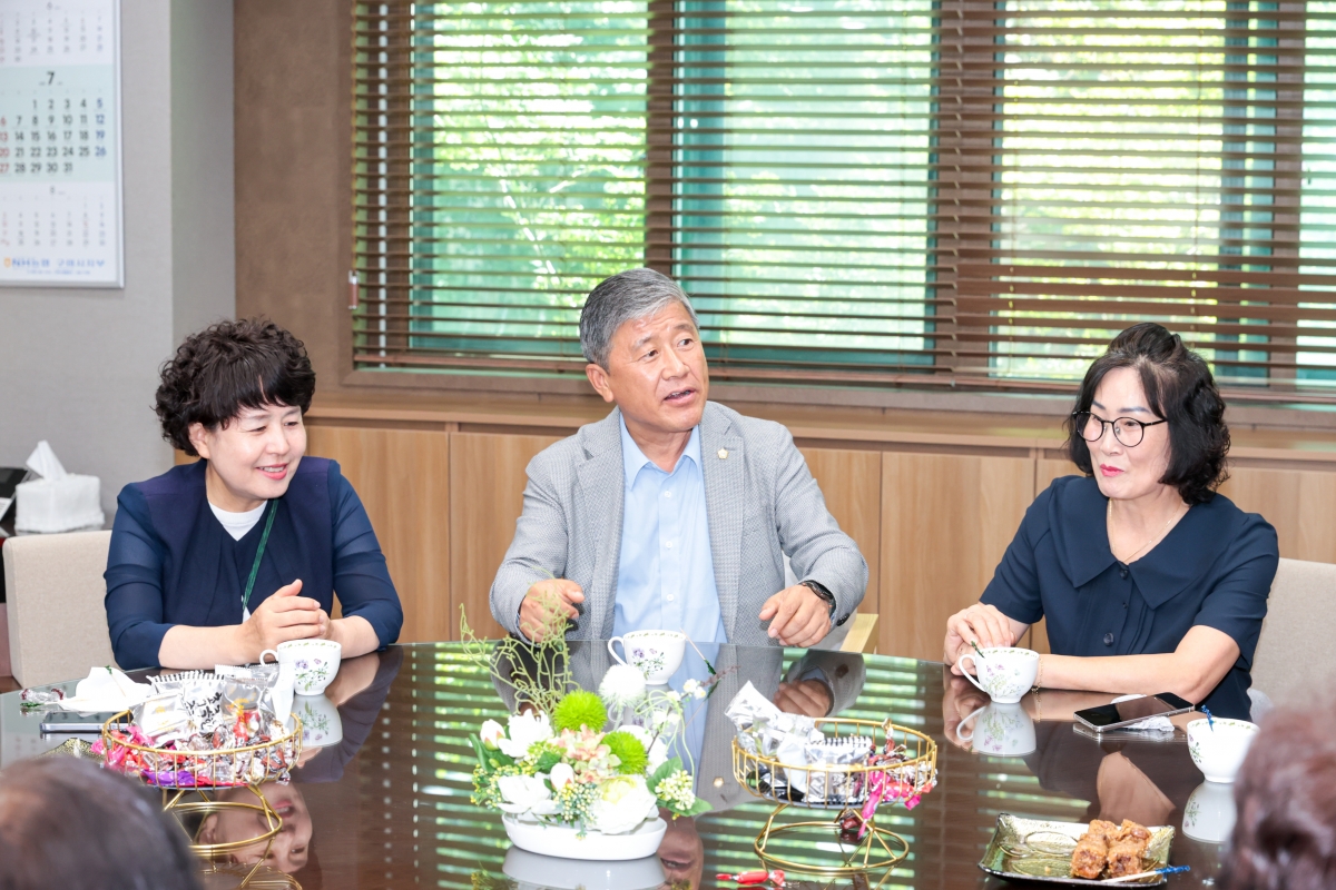 20250703-002[AMG_3581-1-선산농협 고향주부모임 회장단 일행 부의장실 방문.JPG