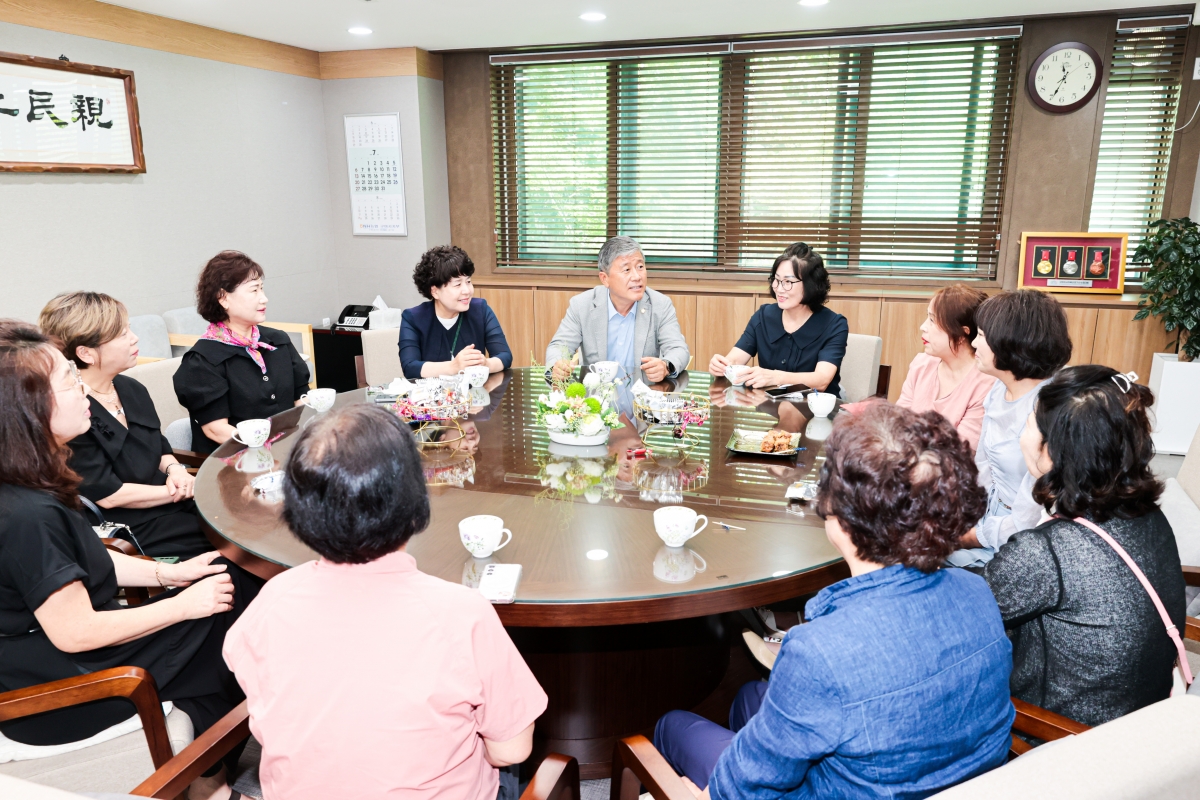 20250703-001[AMG_3577-1-선산농협 고향주부모임 회장단 일행 부의장실 방문.JPG