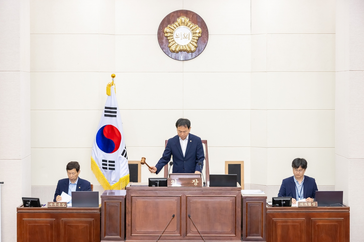 20250715-037[AMG_4210-제289회 임시회 제1차 본회의시 박교상 의장 회의주재.jpg