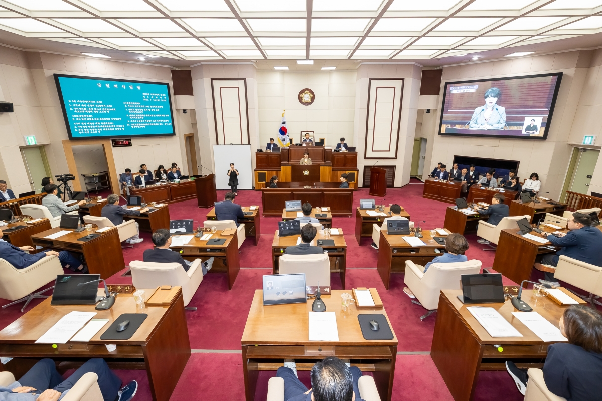 20250724-059[AMG_4960-제289회 임시회 제2차  본회의시 장미경 기획행정위원장 상임위원회 활동결과보고.jpg