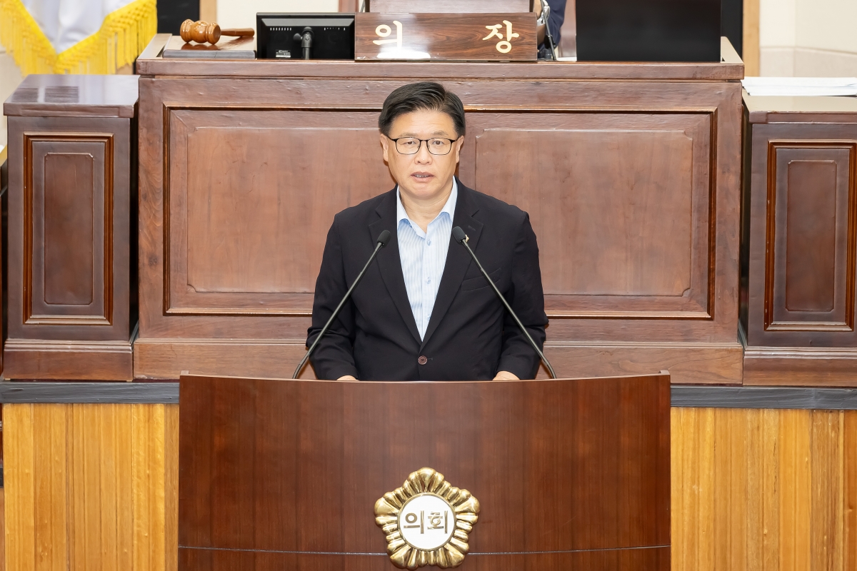 20250724-062[AMG_4966-제289회 임시회 제2차  본회의시 김낙관 산업건설위원장 상임위원회 활동결과보고.jpg