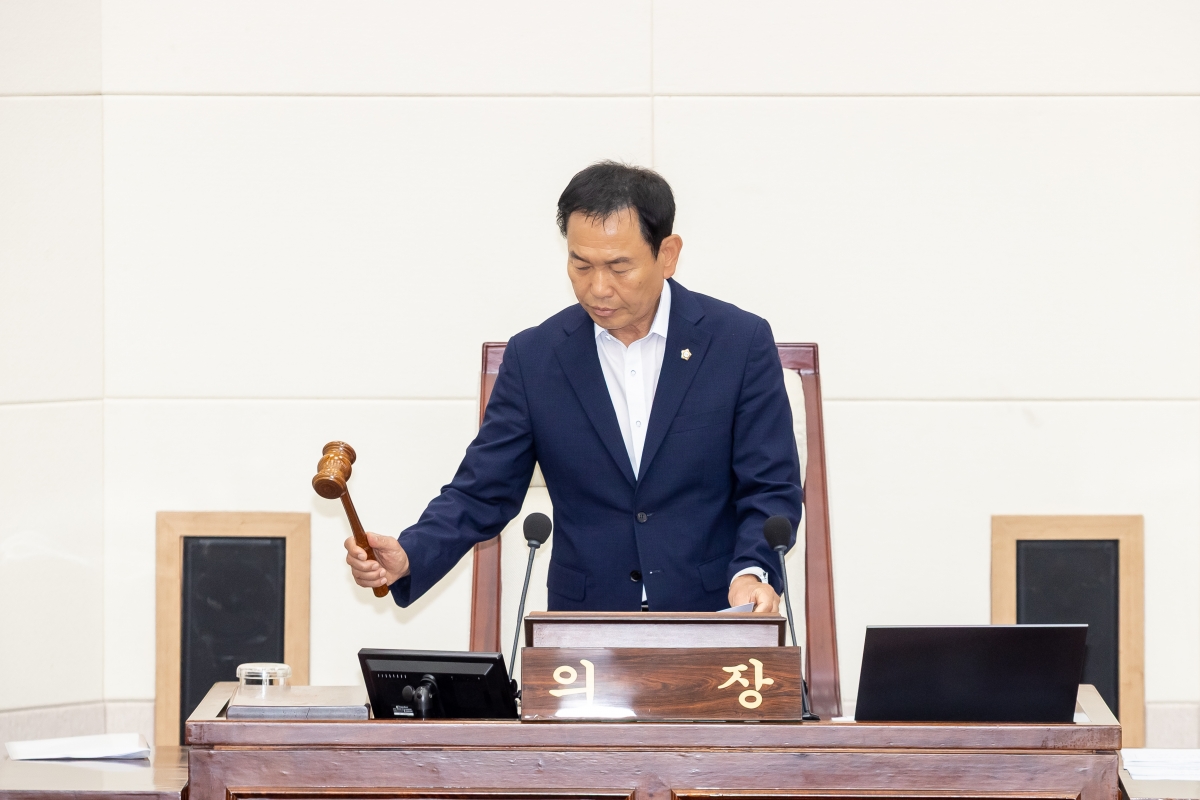 20250917-006[AMG_7912-제290회 임시회 제2차 본회의시 박교상 의장 회의주재.jpg