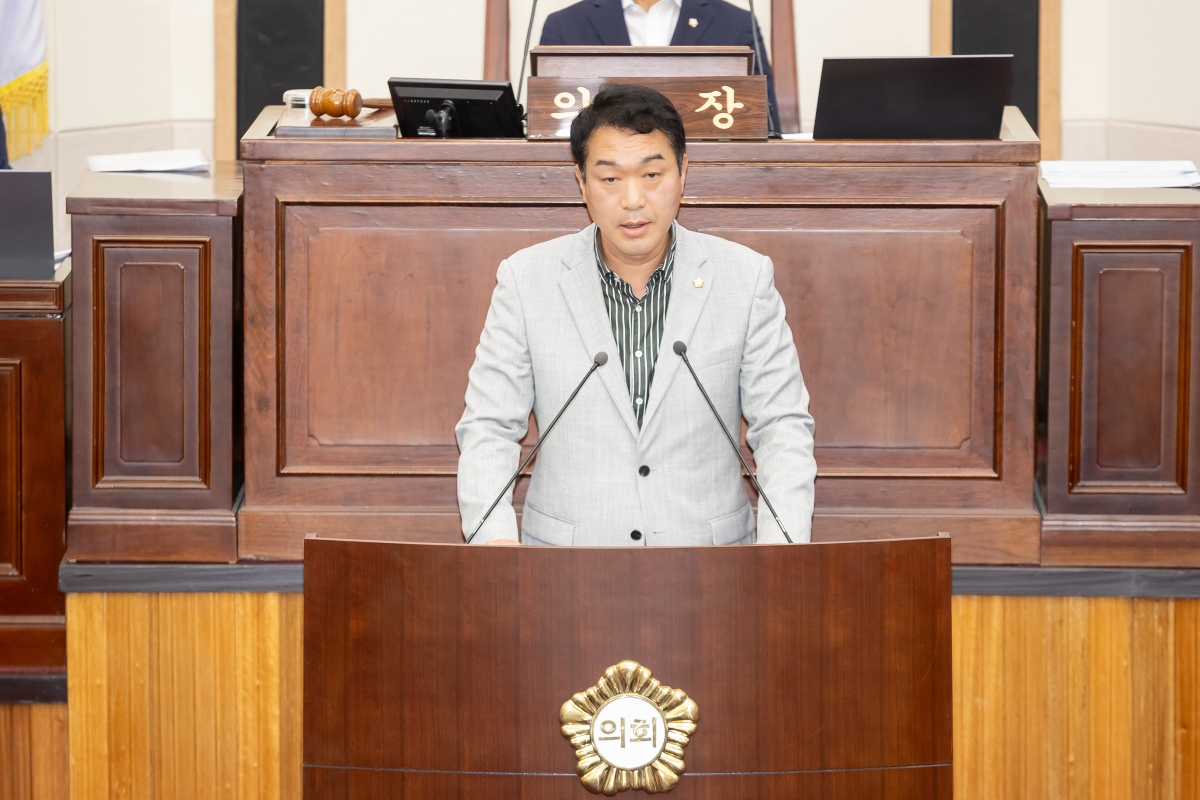 20250917-020[AMG_7911-제290회 임시회 제2차 본회의시 김근한 의회운영위원장 상임위원회 활동결과보고.jpg