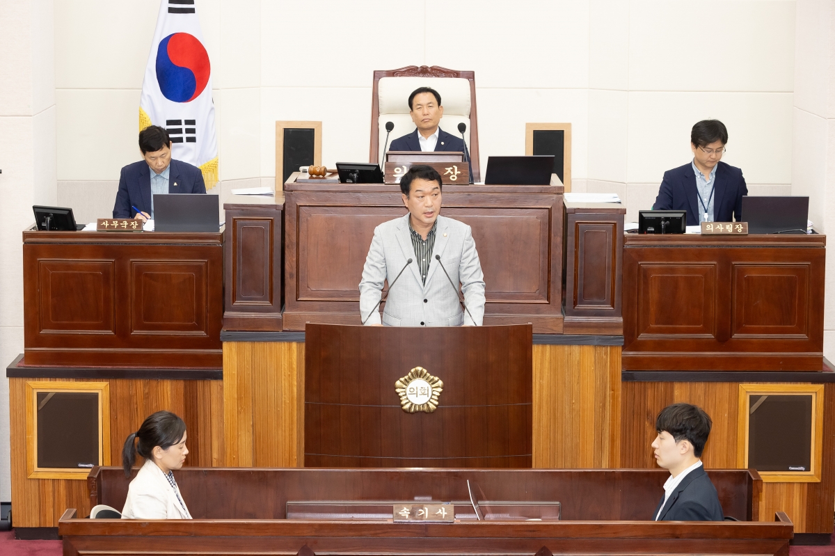 20250917-021[AMG_7907-제290회 임시회 제2차 본회의시 김근한 의회운영위원장 상임위원회 활동결과보고.jpg