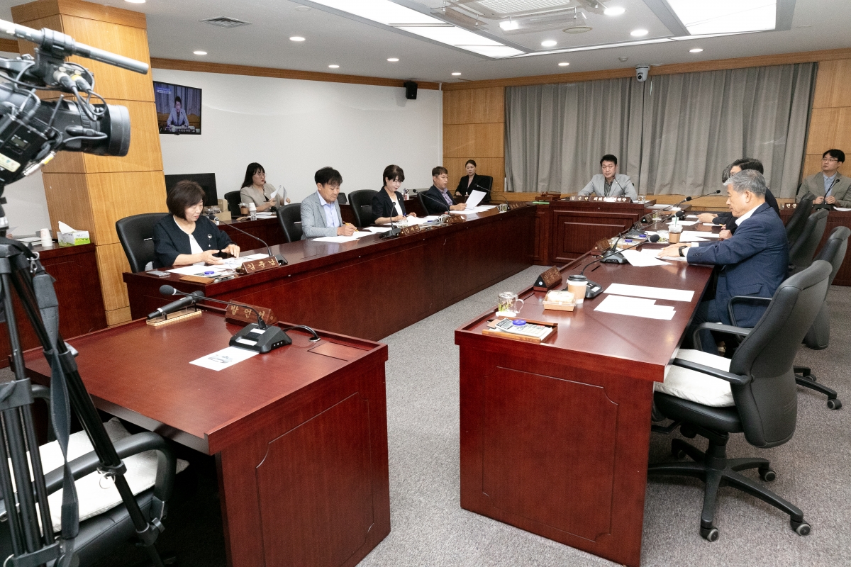 20250930-004[IMG_1950-페회중 의회운영위원회 활동.jpg