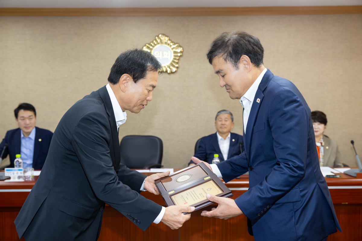 20251015-003[AMG_0253-전체의원 간담회시 김재우 문화환경위원장 대한민국지방의정봉사상 수상.jpg