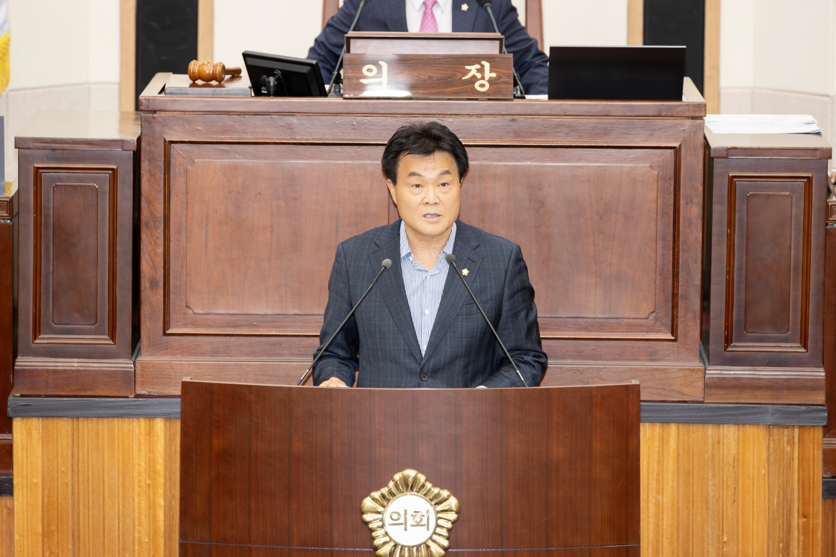 20251015-029[AMG_0335-제291회 임시회 제1차 본회의시 김영태 의원 구미시장 및 관계공무원 출석요구의 건 제안설명.jpg