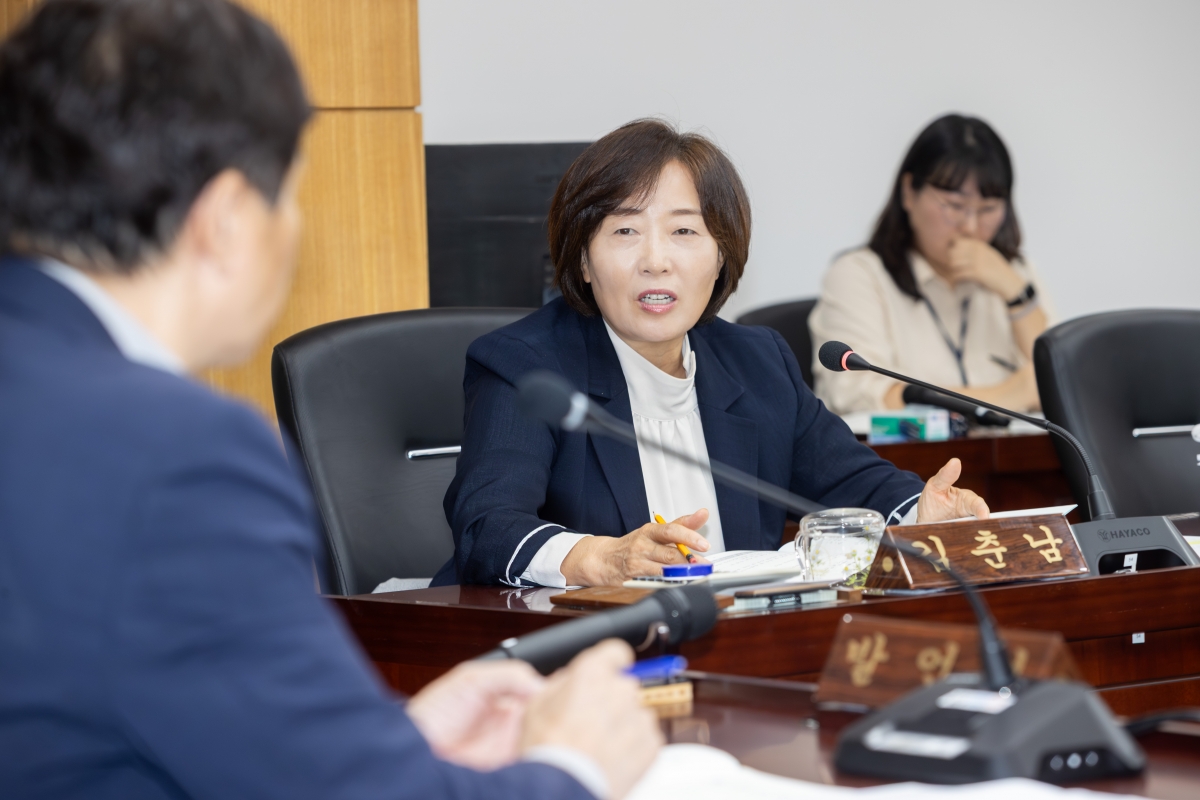 20251016-008[AMG_0377-제291회 임시회시 의회운영위원회 소관 2026년도 주요업무계획안 청취활동.jpg