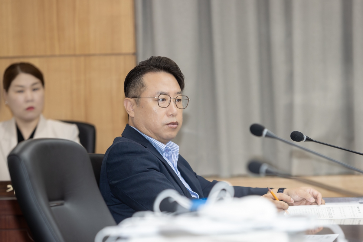 20251016-013[AMG_0398-제291회 임시회시 의회운영위원회 소관 2026년도 주요업무계획안 청취활동.jpg