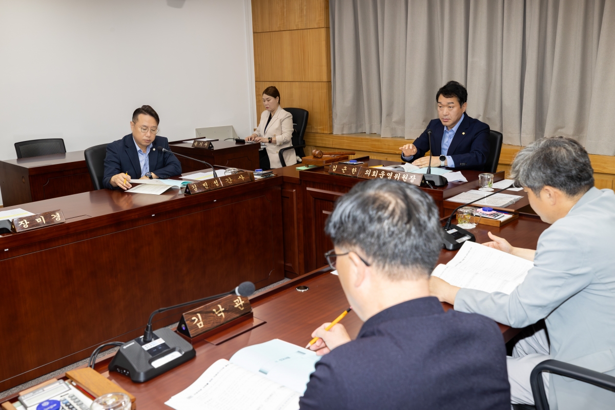 20251016-004[AMG_0356-제291회 임시회시 의회운영위원회 소관 2026년도 주요업무계획안 청취활동.jpg