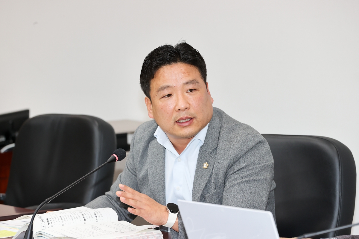 20251021-098[AMG_2292-1-제291회 임시회시 산업건설위원회 2026년도 주요업무계획안 청취활동.JPG