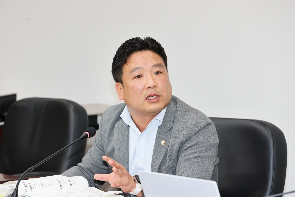 20251021-099[AMG_2298-1-제291회 임시회시 산업건설위원회 2026년도 주요업무계획안 청취활동.JPG