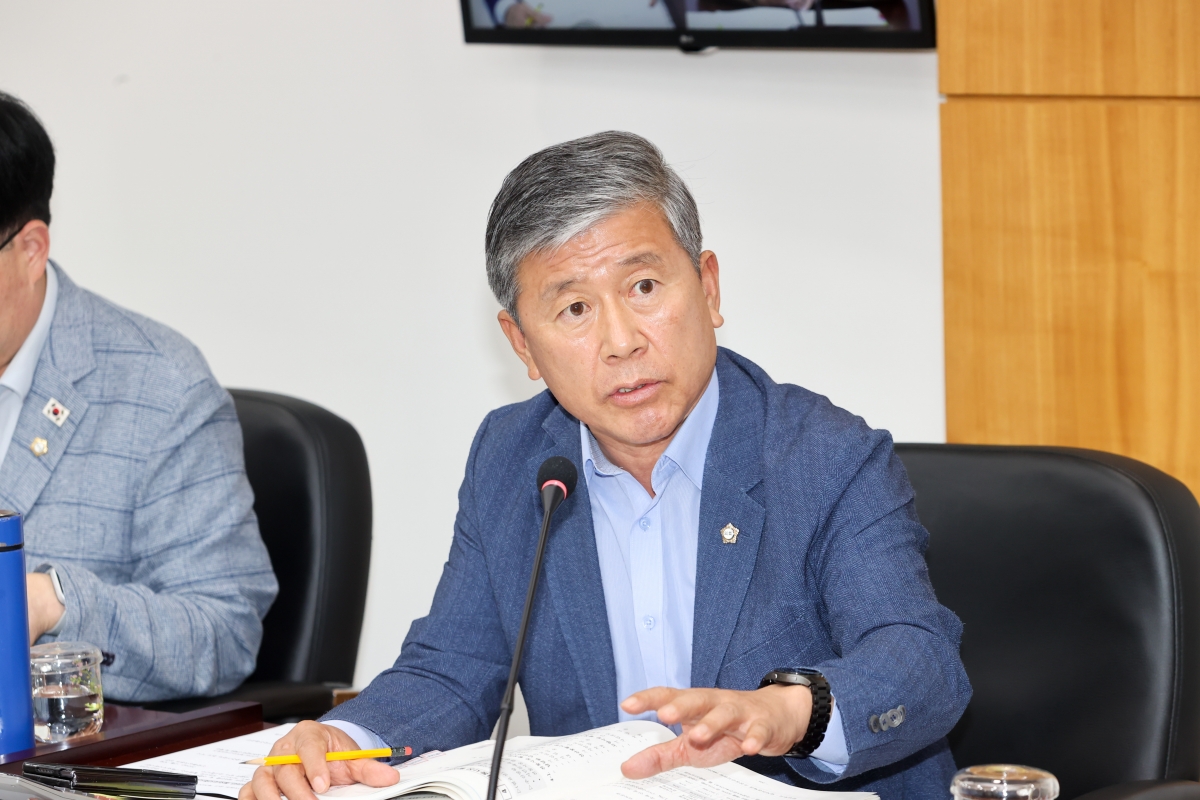 20251020-006[AMG_1949-1-제291회 임시회시 산업건설위원회 2026년도 주요업무계획안 청취활동.JPG