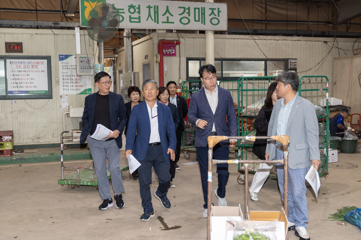 20251022-072[AMG_2634-제291 임시회시 산업건설위원회 구미시농산물도매시장 현장방문활동.jpg