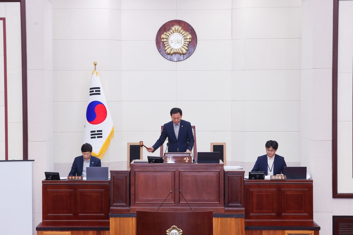 20251024-028[AMG_3000-1-제291회 임시회 제2차 본회의시 박교상 의장 회의주재.JPG