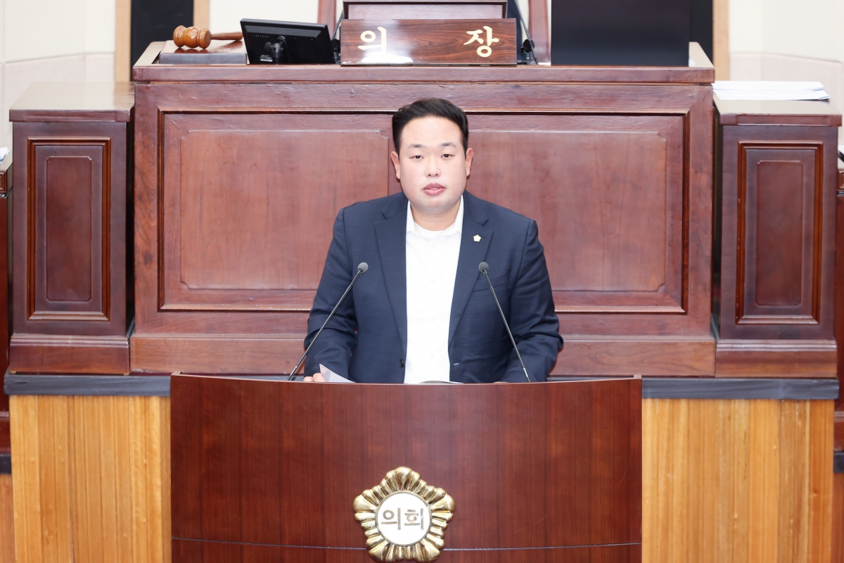 20251024-038[AMG_3049-1-제291회 임시회 제2차 본회의시 정지원 의원 산업건설위원회 간사 상임위원회 활동결과보고.JPG