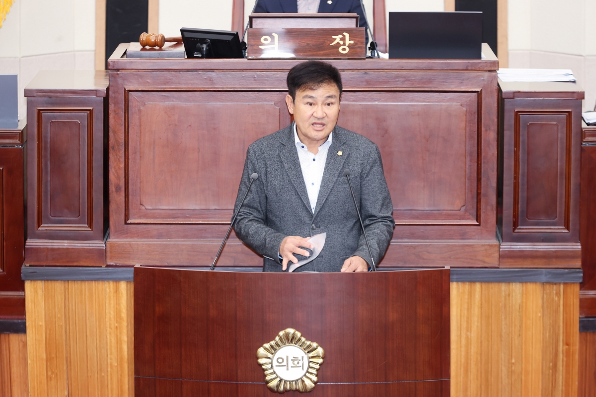 20251024-045[AMG_3070-1-제291회 임시회 제2차 본회의시 김재우 문화환경위원장 상임위원회 활동결과보고.JPG