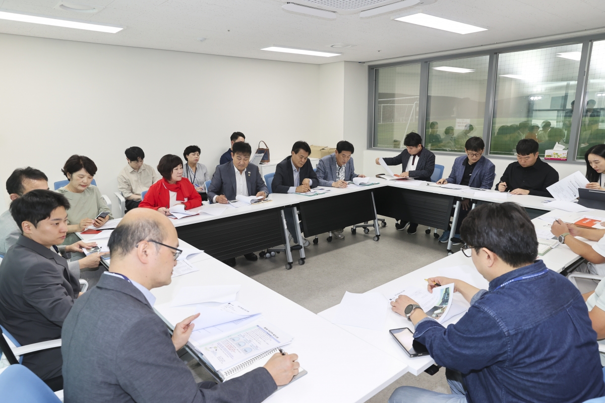 20251017-032[AMG_1016-1-제291회 임시회시 문화환경위원회 춘천시 송암스포츠타운 에어돔 현장방문.jpg