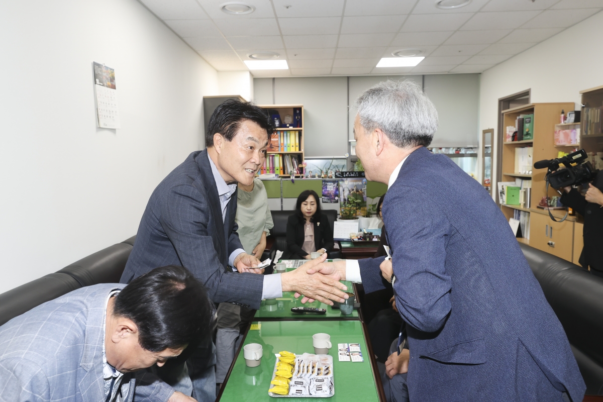 20251017-109[AMG_1200-1-제291회 임시회시 문화환경위원회 춘천시의회 방문.jpg