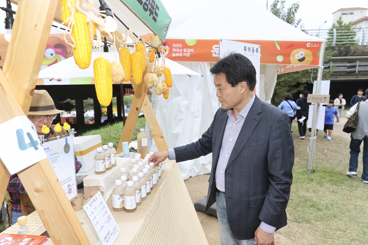 20251017-162[AMG_1354-1-의원연구단체 그린로컬 축제관광 연구회 춘천 막국수닭갈비 축제 행사장 방문.jpg
