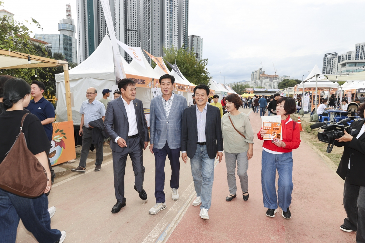 20251017-142[AMG_1290-1-의원연구단체 그린로컬 축제관광 연구회 춘천 막국수닭갈비 축제 행사장 방문.jpg