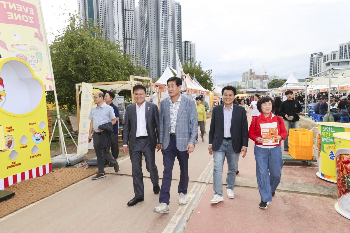 20251017-143[AMG_1295-1-의원연구단체 그린로컬 축제관광 연구회 춘천 막국수닭갈비 축제 행사장 방문.jpg