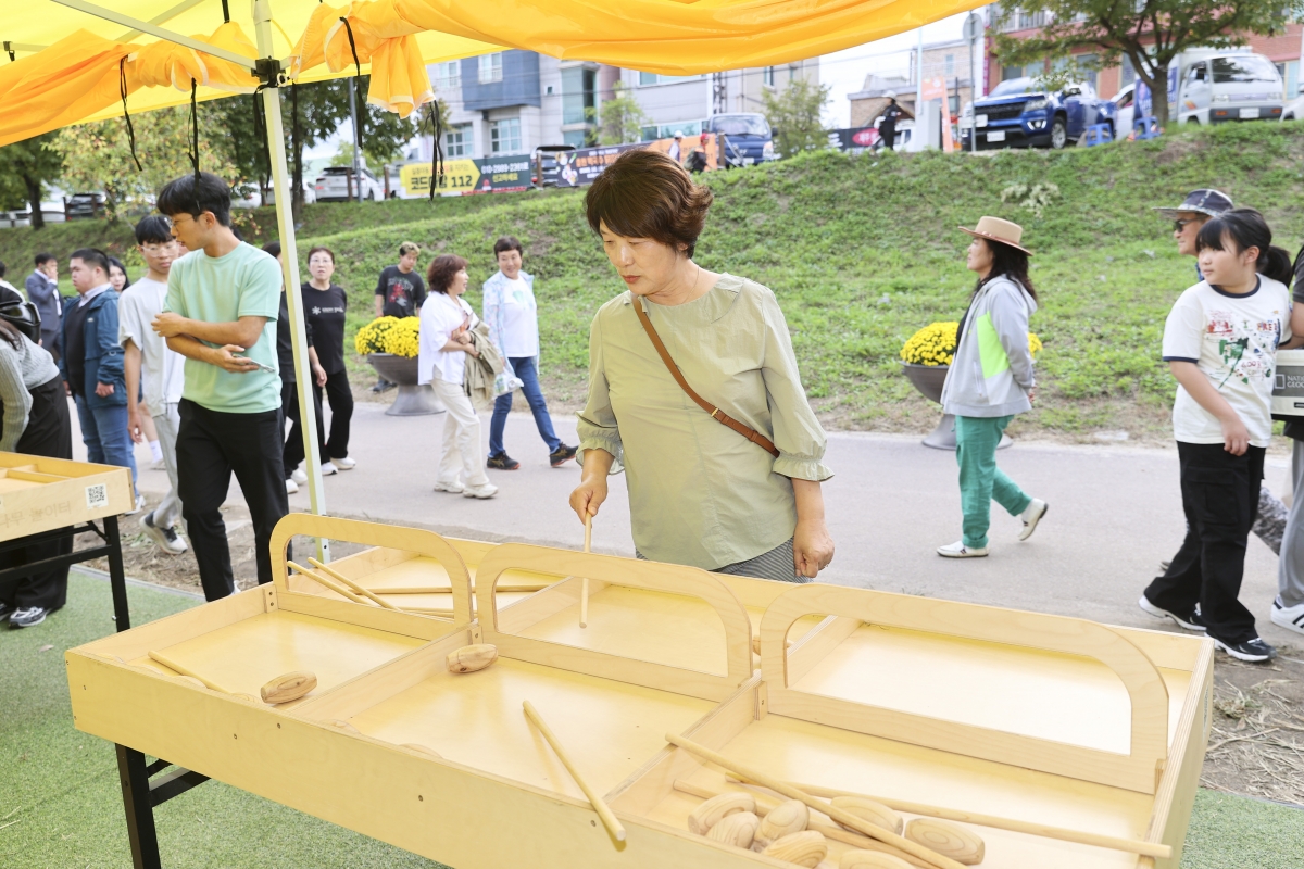 20251017-155[AMG_1336-1-의원연구단체 그린로컬 축제관광 연구회 춘천 막국수닭갈비 축제 행사장 방문.jpg