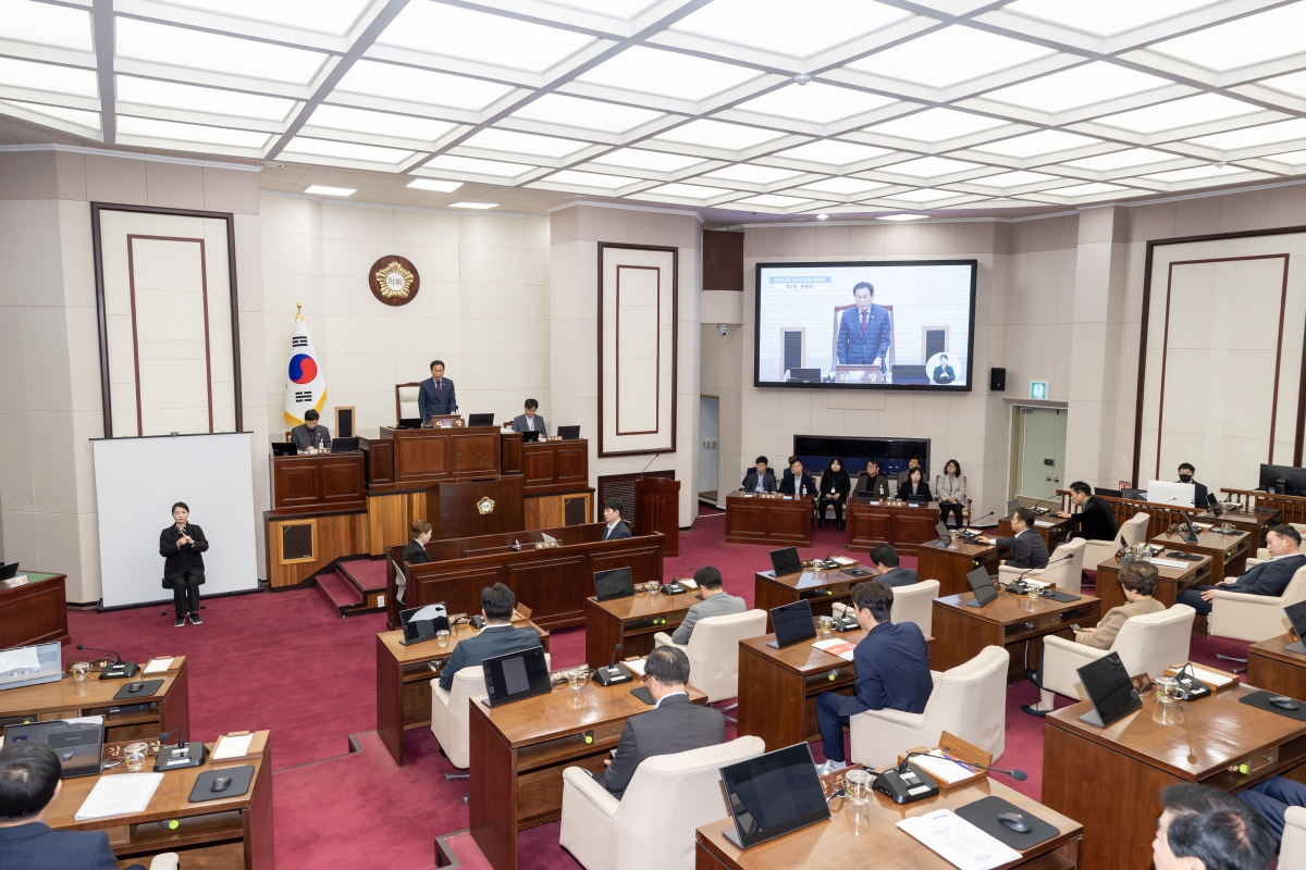 20251125-039[AMG_8000-제292회 제2차 정례회 제1차 본회의시 박교상 의장 회의주재.jpg