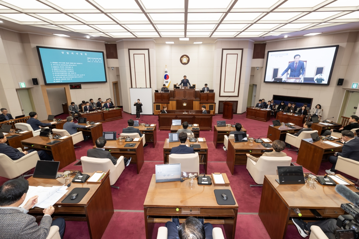 20251125-015[AMG_7930-제292회 제2차 정례회 제1차 본회의시 박교상 의장 회의주재.jpg