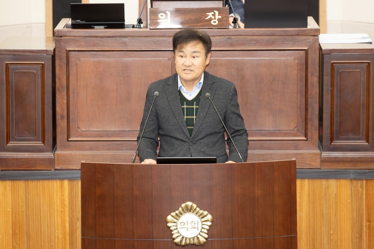 20251125-016[AMG_7921-제292회 제2차 정례회 제1차 본회의시 김재우 의원 구미시장 및 관계공무원 출석요구의 건 제안설명.jpg